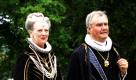 Danish Queen Margrethe (L) and Prince Henrik of Denmark (R), dressed in historical clothes, arrive for the gala dinner held at the Castle of Gripsholm in Sweden, Monday, 18 June 2001. The gala dinner is part of the celebrations of the Swedish royal couple's 25th anniversary - a silver wedding - that includes two days of parties and activities in palaces around Stockholm. All the european royals are invited and most, including Prince Charles of Great Britain, Prince Albert of Monaco and Queen Margrethe of Denmark, attended. dpa (SWEDEN OUT NO SALES NO MAGAZINE) Foto: dpa