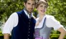 Natürlich lässt sich die Tracht farblich auf die des Partners abstimmen. Zum dunklen Blau der Samtweste passt das Dirndl mit fliederfarbener Schürze. Foto: Angermaier