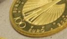 Ein Mitarbeiter legt am Donnerstag (28.04.05) in der Staatlichen Muenze Berlin die ersten 100-Euro-Fussball-Goldmuenzen zur bevorstehenden Fussball-Weltmeisterschaft 2006 in ein Fach. Die Goldmuenze besteht aus Feingold und wiegt 15,5 Gramm. Die Muenze wird ab 4. Oktober 2005 ausgegeben. Foto: ddp