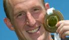 Schwimm-EM am Mittwoch (04.08.2010) am Plattensee in Balatonfüred bei Budapest in Ungarn. Der deutsche Langstreckenschwimmer Thomas Lurz zeigt nach seinem Sieg über 10 Kilometer seine Goldmedaille. Er wurde Europameister. Foto: Bernd Thissen dpa +++(c) dpa - Bildfunk+++
 Foto: dpa