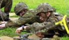 Brutaler Ausbildungsdrill: In Coesfeld mussten 2004 dutzende Bundeswehr-Rekruten im Rahmen ihrer Grundausbildung Fesselungen, Tritte, Schläge und Stromstöße über sich ergehen lassen. Die Verantwortlichen wurden inzwischen verurteilt. Foto: dpa