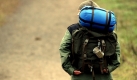 Der Regenschutz sollte klein, leicht und gut im Rucksack zu verstauen sein. Für eintägige Wanderungen reicht ein Rucksack mit 20 bis 30 Liter Inhalt. Er sollte zumindest einen Bauchriemen haben, damit er beim Gehen festsitzt. Bequemer
ist ein gepolsterter Hüftgurt. Damit lässt sich ein Teil der Last von den Schultern auf die Hüften verlagern. Foto: ddp