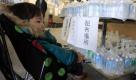 In Tokio wurde am 22. März erhöhte Strahlenwerte im Trinkwasser gemessen. Die Regierung empfahl, Babys unter einem Jahr kein Leitungswasser mehr zu geben - und die Hamsterkäufe gingen los. Nun geben die Behörden für Familien mit Kindern Wasserflaschen aus. Problem: Auch in der Tsunamiregion ist das Wasser knapp. Foto: dapd