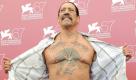 Schauspieler Danny Trejo spielt an Jessica Albas Seite in Machete. Das beste an seinem Stil sind noch die Tattoos. Mit der unpassenden Jeans und klobigen Turnschuhen spottet Trejo jeglichem Klamottenkodex. Foto: dpa