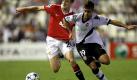 Pablo Hernandez (r) und Manchesters Darren Fletcher schenken sich nichts. ManUnited gewann 1:0. Foto: dpa
