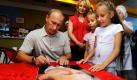 Der russische Premierminister Wladimir Putin macht einem Mädchen eine Freude und setzt seine Unterschrift auf ein Porträt von sich. Ins Netz gegangen ist Putin den Autogrammjägern während er eine Pause auf der Trans-Sibirischen Schnellstraße in der Nähe von Khabarovsk, etwa 6100 Kilometer südöstlich von Moskau einlegte. Foto: ap
