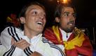 Weltstars in Madrid: Die deutschen Nationalspieler Mesut Özil und Sami Khedira haben es bei Real Madrid zu Stammspielern gebracht. Hier feiern beide auf der Plaza de Cibeles einen der raren Siege gegen den FC Barcelona. Foto: dpa