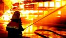 Feuerwehrleute löschen eine brennende Lagerhalle auf dem Grundstück einer Holzhandlung in Ellerbek (Kreis Pinneberg). Bei dem Großbrand entstand ein Schaden in Millionenhöhe. Insgesamt seien drei große Lagerhallen auf dem Gelände und eine weitere auf einem Nachbargrundstück heruntergebrannt, sagte ein Sprecher der Feuerwehr. Foto: dpa