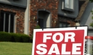 A 'For Sale' sign sits in front of a new home that is for sale in Kansas City, Missouri, USA, 26 August 2009. Sales of new homes surged 9.6 percent in July a sign the housing market is climbing back from the historic bottom it reached early this year.
 Foto: dpa