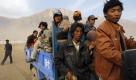 Earthquake survivors are transported to a camp set up for quake victims in earthquake-hit Yushu county, northwest China's Qinghai province, Monday, April 19, 2010. (AP Photo/Andy Wong) Foto: ap