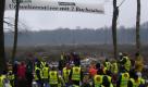 Umweltschützer protestieren bei Braunschweig gegen Rodungsarbeiten zur Erweiterung des Braunschweiger Flughafens. Wie die Umweltorganisation Robin Wood mitteilte, haben Aktivisten gemeinsam mit rund hundert Anwohnern damit begonnen, eine bereits gerodete Fläche wieder aufzuforsten. Foto: ddp