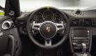 Grell grüne Ausstattungselemente betonen die Sportlichkeit auch im Porsche 911 Turbo S Edition 918 Spyder. Foto: pi