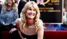 Schauspielerin Laura Dern (Jurassic Park, Frasier) strahlt über das ganze Gesicht, als sie endlich ihren eigenen Stern auf dem Walk of Fame in Los Angeles erhält. Die Tochter von Bruce Dern und Diana Ladd hatte gleich dreifachen Grund zur Freude: Auch ihre Eltern wurden auf dem Boulevard der Stars verewigt. 
 Foto: dapd