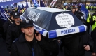 Polnische Polizisten demonstrieren in Warschau gegen Gehaltskürzungen, die nächstes Jahr angedacht sind. Auf dem Sarg steht Es gab Wahlen und Versprechungen. Nun gibt es eine sterbende Polizeigewalt geschrieben. Foto: ap
