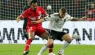 Der Deutsche Toni Kroos (r) und der Türke Servet Cetin kämpfen um den Ball. Aus dem Stadion wird berichtet, dass die türkischen Fans mit unlauteren Mitteln kämpfen. Mit Laserpointern versuchen sie, die deutschen Spieler zu blenden. Bei einem Freistoß hatte Kroos den Strahl des Laserpointers mitten im Gesicht. Foto: dpa