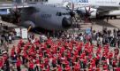 Während der  Paris Air Show 2011 versammelten sich Besucher zu einem Flashmob direkt vor einem Airbus. Der Flashmob ist ein kurzer, scheinbar spontaner Auflauf zahlreicher Menschen, welche gemeinsam kuriose Dinge vorführen. Foto: dpa