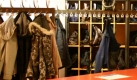Steht an der Garderobe, dass für Kleider keine Haftung übernommen wird und die Sachen in Blickfeld hängen, müssen die Gäste selbst aufpassen. Der Wirt haftet aber, wenn er eine bewachte Garderobe anbietet. Foto: flickr
