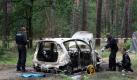 Die Polizei sichert in einem abgesperrten Waldstück bei Börnicke (Havelland) den Fundort. Zwei tote Kinder sind in einem ausgebrannten Auto gefunden worden. Foto: dpa