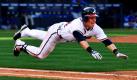 Atlanta Braves-Baseballspieler Nate McLouth fliegt Spiel gegen die Chicago Cubs in Atlanta zur ersten Base. Die Braves gewannen mit 16:5. Foto: ap