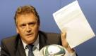 Jerome Valcke, Generalsekretaer des Weltfussballverbandes Fifa, zeigt am Sonntag (29.05.11) in Zuerich auf einer Pressekonferenz zur Arbeit der Ethikkommission eine ausgedruckte Email eines karibischen Fussballverbands, der einraeumt, Zahlungen erhalten zu haben. Der Fussball-Weltverband FIFA hat die beiden Mitglieder seines Exekutivkomitees, Mohamed bin Hammam und Jack Warner, suspendiert. Das teilte die FIFA am Sonntag in Zuerich nach der Anhoerung der Ethikkommission mit.
Foto: Winfried Rothermel/dapd Foto: dapd