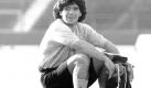 Nicht nur in Argentinien ein Superstar: Auch 20 Jahre nach seinem ersten Meistertitel 1987 mit dem SSC Neapel wird Maradona von den Fußballfans in Neapel immer noch wie ein zweiter Stadtheiliger neben San Gennaro verehrt. Beim SSC erlebte er von 1984 bis 1991 seine fußballerische Blütezeit. 
 Foto: dpa