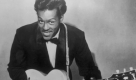 1955 hatte Chuck Berry seinen ersten Hit. Zu seinen Markenzeichen zählten schlüpfrige Lieder, Texte über Autos und der Duckwalk (Entengang). Angeblich wollte er mit dieser Tanzeinlage verhindern, dass die Zuschauer die Falten in seinem Anzug bemerken. Foto: dpa