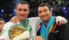 Vitali Klitschko (links) und sein Bruder Wladimir sieht man immer wieder gemeinsam vor der Kamera - meist bei Werbespots, auf dem roten Teppich oder am Rande von Boxkämpfen. Jetzt kommt ein Film über die Box-Brüder ins Kino - Die Klitschkos (Kinostart: 16. Juni 2011). Er zeigt den Zusammenhalt zwischen den beiden Brüdern, die sich stets gegenseitig unterstützen. Foto: dpa