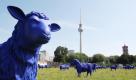 Blaue Schafe aus Kunststoff stehen derzeit auf dem Schlossplatz in Berlin. Im Rahmen einer dreijährigen Ausstellungstour durch ganz Europa macht eine grosse Herde blauer Schafe der Aktionskünstler Reiner Bonk und Bertamaria Reetz in der Berliner Innenstadt Station. Die Hauptstadt gewährt der Herde am Samstag ein ganztägiges Weiderecht. Foto: dapd