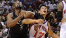 Im Osten zeigt Dwyane Wade (l) aus Miami Emporkömmling Jeremy Lin, wer derzeit der bessere Aufbauspieler ist. Foto: Rhona Wise Foto: dpa