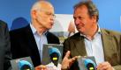 Der Publizist Günter Wallraff und der Verdi-Vorsitzende Frank Bsirske (r.) stellen in Berlin ein Buch mit dem Titel Leben ohne Mindestlohn - Arm wegen Arbeit in den Räumen der Bundespressekonferenz vor. Foto: dpa