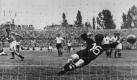 Im Halbfinale deklassiert die deutsche Elf Österreich mit 6:1. Fritz Walter steuert zwei Treffer per Elfmeter bei. Sein Bruder Ottmar Walter erzielt ebenfalls zwei Tore. Der österreichische Torwart Zeman (16) kann hier auch den zweiten Elfmeter des deutschen Mannschaftskapitäns nicht mehr erreichen und der Ball geht zum 5:1 ins Tor.
 Foto: dpa