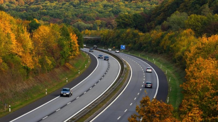 Autofahrer erwartet ein entspanntes Wochenende - nur für Pendler könnte es eng werden.