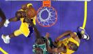 dpa


NBA: Lakers gewinnen Final-Auftaktmatch mit 102:89
Vorspann: 	
Text: 	

Los Angeles (dpa) - Die Los Angeles Lakers haben das erste Finalspiel in der Nordamerikanischen Basketball-Liga NBA gewonnen. Der Titelverteidiger kam im heimischen Staples-Center zu einem verdienten 102:89-Sieg gegen die Boston Celtics und führt in der Serie «best of seven» mit 1:0.

Nach einer 50:41-Pausenführung konnten sich die Lakers durch ein starkes drittes Viertel auf 84:64 absetzen. Die Gastgeber überzeugten mit einer ausgezeichneten Defensive und bereiteten der Bostoner Offensive somit jede Menge Probleme. Zudem konnten sich die Kalifornier einmal mehr auf ihren Ausnahmespieler Kobe Bryant verlassen, der mit 30 Punkten bester Werfer war. Der Spanier Pau Gasol kam auf 23 Zähler und holte zudem 14 Rebounds. Bostons Bester war Kapitän Paul Pierce mit 24 Punkten. Die zweite Finalpartie wird am 6. Juni wiederum in Los Angeles ausgetragen.


 Foto: dpa