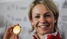 Medaille als Geburtstagsgeschenk: Das deutsche Bob-Team schenkte Magdalena Neuner eine Goldmedaille - allerdings nur aus Schokolade. Wenn es nach Neuner geht, soll da noch eine aus Edelmetall dazukommen. Foto: ddp
