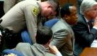 «Schuldig!» für Michael Jacksons Arzt: Conrad Murray, der die Entscheidung mit stoischer Miene zur Kenntnis nahm, wurde in Handschellen aus dem Gerichtssaal geführt. Foto: dpa