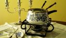 Fondue: An wie vielen Tagen ist noch mal Silvester im Jahr? Richtig. Und wie oft hat der Gastgeber doch schon solch ein Ding rumstehen? Richtig. Heißes Fett und Alkohol vertragen sich zudem wie? Richtig. Also: Abgang. Foto: Wikipedia/-jkb-/Creative-Common-License