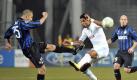 Marseilles Brandao (r) kann den Schuss von Inter-Spieler Walter Samuel nicht blocken. Foto: Stephane Reix Foto: dpa