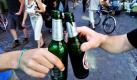 Zwei Männer stoßen in der Freiburger Innenstadt mit zwei Flaschen Bier an. Die FDP in Baden-Württemberg ist gegen die schnelle Einführung eines Alkoholverbots auf öffentlichen Plätzen. Bevor die Kommunen vom Land eine gesetzliche Ermächtigung bekommen, werde untersucht, ob solch eine Regelung überhaupt etwas bringt, betonte FDP-Fraktionschef Rülke. Foto: dpa