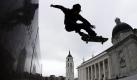 Ein Jugendlicher springt mit seinem Skateboard an einer Fassade auf dem Kathedralenplatz im litauischen Wilna entlang. Foto: ap