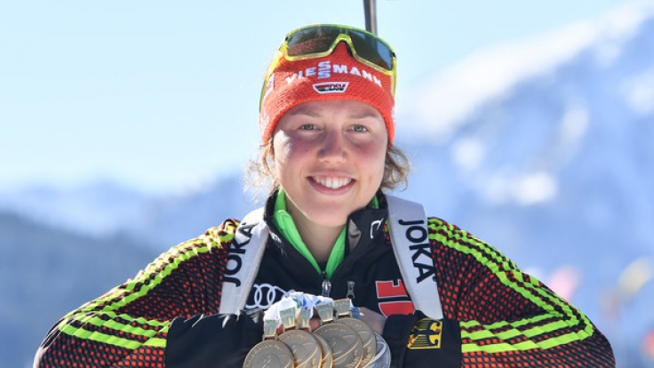 Die siebenfache Weltmeisterin Laura Dahlmeier zeigt ihre Medaillen.