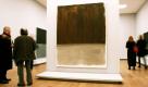 Besucher betrachten am Donnerstag (07.02.2008) in München (Oberbayern) in der Kunsthalle der Hypo-Kulturstiftung in der Ausstellung 'Mark Rothko Retrospektive' unbenannte Bilder (alle 1969, Acryl auf Leinwand). Die Ausstellung mit Werken des US-Künstlers ist vom 08.02. bis 27.04.2008 zu sehen. Foto: Tobias Hase dpa/lby +++(c) dpa - Bildfunk+++ Foto: dpa