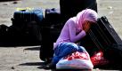 Ein palästinensisches Mädchen wartet mit ihrem Gepäck darauf, die Grenze des Gazastreifens nach Ägypten überqueren zu dürfen.  Foto: ap