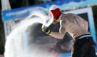 Dieser Arbeiter kennt keine kanadische Kälte. Vor dem Halfpipe-Rennen der Frauen streut er in Cypress Mountain Salz auf die Piste. Foto: ddp