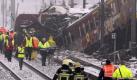 Rescue workers walk along the wreckage of two commuter trains in Buizingen, Belgium Monday, Feb. 15, 2010. Two commuter trains collided head-on at rush hour in a Brussels suburb Monday, killing 20 people, Belgian officials said. (AP Photo/Yves Logghe) Foto: ap