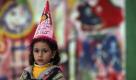 Ein palästinensisches Mädchen schaut auf einer Veranstaltung für behinderte Kinder in die Kamera. Bei der Feier in Jenin wurde Geld für die Kinder gesammelt. Foto: ap