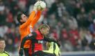 In Frankfurt gab es das einzige Unentschieden des Tages. Gegen den deutschen Meister aus Wolfsburg blieben die Gastgeber am Ende die cleveren Fußballer und rangen VfL-Keeper Diego Benaglio und Co. ein 2:2 ab. Freiburgs Alexander Meier sorgte in der 79. Minute für den Ausgleich. Foto: dpa