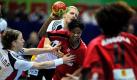 Die deutschen Spielerinnen Sabrina Neukamp und Susann Müller versuchen die angolanischen Gegenspielerinnen zu blockieren. Dieses Zusammentreffen findet im Rahmen der Handball-Weltmeisterschaft im chinesischen Yangzhou statt. Deutschland siegte mit 25:21. Foto: dpa