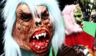 Ein thailändischer Straßenverkäufer verkauft Halloweenmasken in Bangkok. Halloween wird jährlich in der Nacht des 31. Oktober gefeiert. Foto: dpa