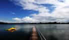 In diesen Tagen lockt selbst das eigentlich einladend aussehende Freibad am Borgdorfer See in der Nähe des schleswig-holsteinischen Nortdorf keine Besucher zum Planschen ans Wasser. Das Wetter zeigt sich im Norden wechselhaft mit zum Teil kräftigen Schauern, die Höchsttemperaturen sollen maximal 20 Grad erreichen. Foto: dpa