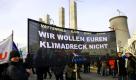 ARCHIV: Demonstranten protestieren in Grevenbroich vor einem im Bau befindlichen RWE-Braunkohlekraftwerk (Foto vom 08.12.07). Neben dem umstrittenen E.ON-Kraftwerk in Datteln, das wegen einer fehlerhaften Bauplanung derzeit teilweise stillgelegt ist und auf der Kippe steht, werden laut NRW-Wirtschaftsministerium derzeit in NRW noch an sechs weiteren Standorten Steinkohlekraftwerke geplant beziehungsweise gebaut - unter anderem in Hamm-Uentrop, Luenen und Duisburg-Walsum. Hinzu kommt noch das RWE-Braunkohlekraftwerk in Grevenbroich-Neurath. BUND-Geschaeftsleiter Jansen geht davon aus, dass allenfalls zwei bis drei der Steinkohlekraftwerke tatsaechlich irgendwann einmal in Betrieb gehen. Die uebrigen Kraftwerke sollen durch Klagen gestoppt oder durch Buergerproteste schon in der Planungsphase verhindert werden. (zu ddp-Text) (zu ddp-Text) Foto: Paul Zinken/ddp
 Foto: ddp
